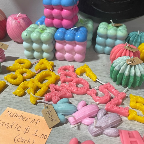 Flowers candles lots of different colors and designs - Picture 10 of 11